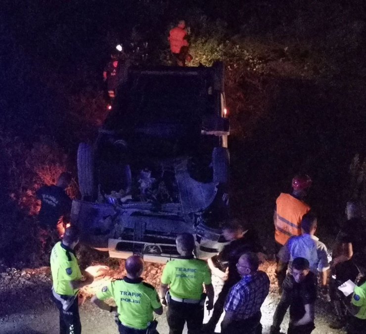 Manisa'da işçileri taşıyan servisin devrilmesi sonucu 11 kişi yaralandı