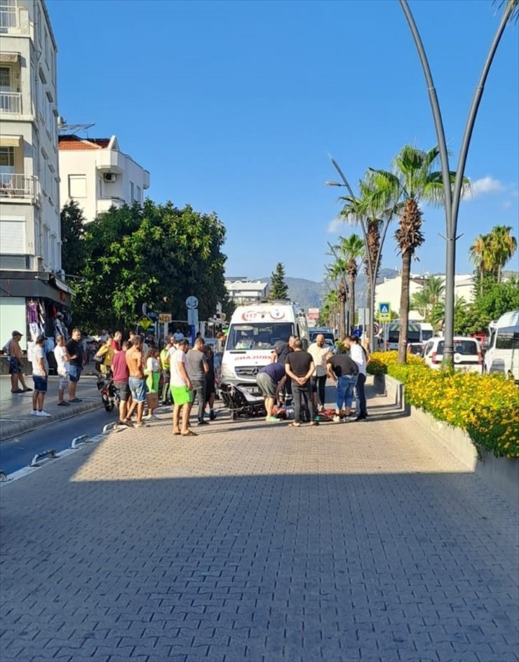 Marmaris'te motosikletin devrilmesi sonucu 2 kişi yaralandı