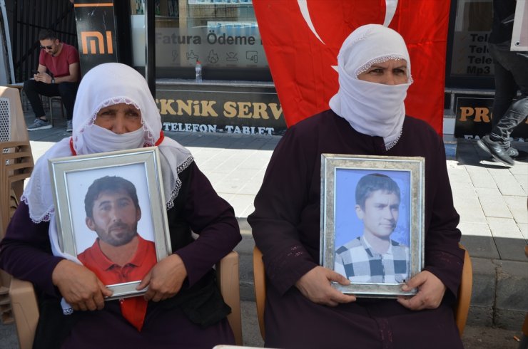 Muşlu aileler çocuklarına kavuşma ümidiyle HDP önündeki eylemlerini sürdürüyor