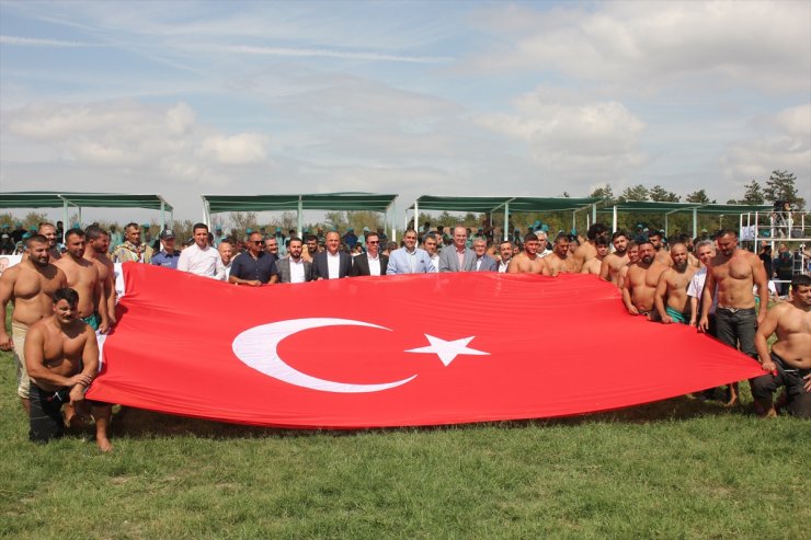 Suluova Karakucak Güreşleri'nin başpehlivanı Erhan Yaylacı oldu