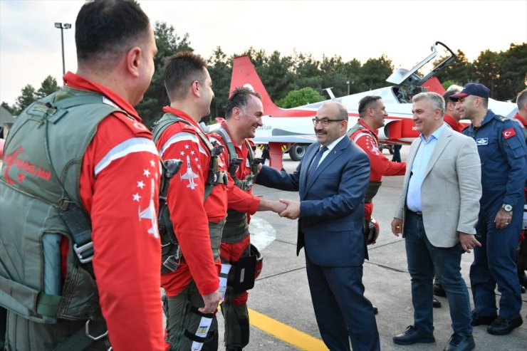 "Türk Yıldızları" Balıkesir'in kurtuluş yıl dönümü dolayısıyla gösteri uçuşu yaptı