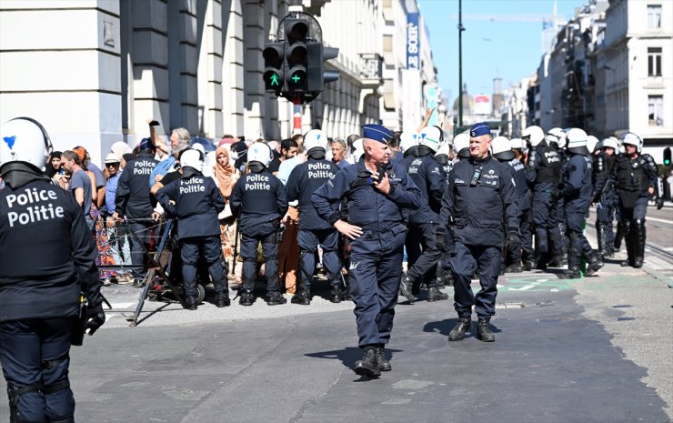 Brüksel'de yüzlerce kişi zorunlu cinsellik eğitimini protesto etti