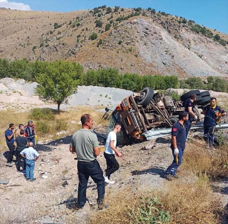 Çankırı'da şarampole devrilen kamyonun sürücüsü öldü