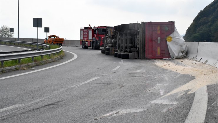 Düzce'de devrilen tırın şoförü yaralandı, bağlantı yolu trafiğe kapatıldı