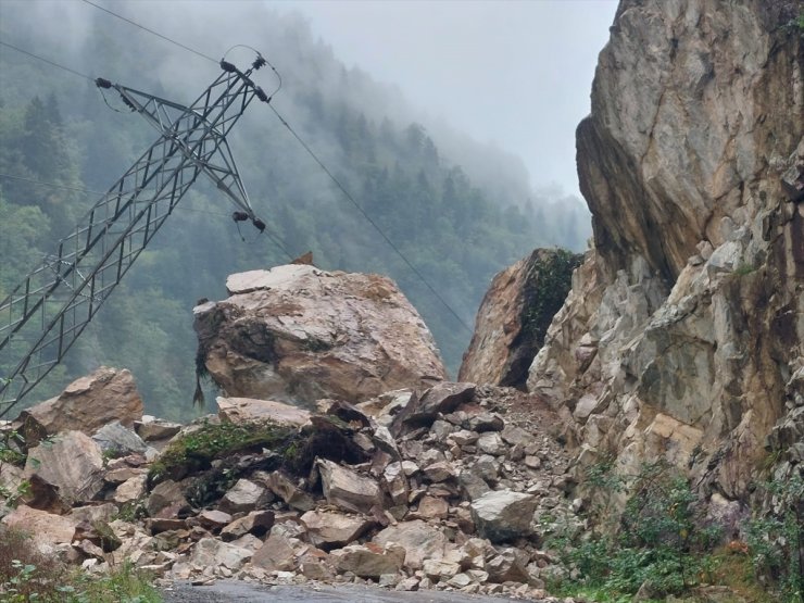 Giresun'da Espiye-Ericek grup yolu, heyelan nedeniyle ulaşıma kapandı