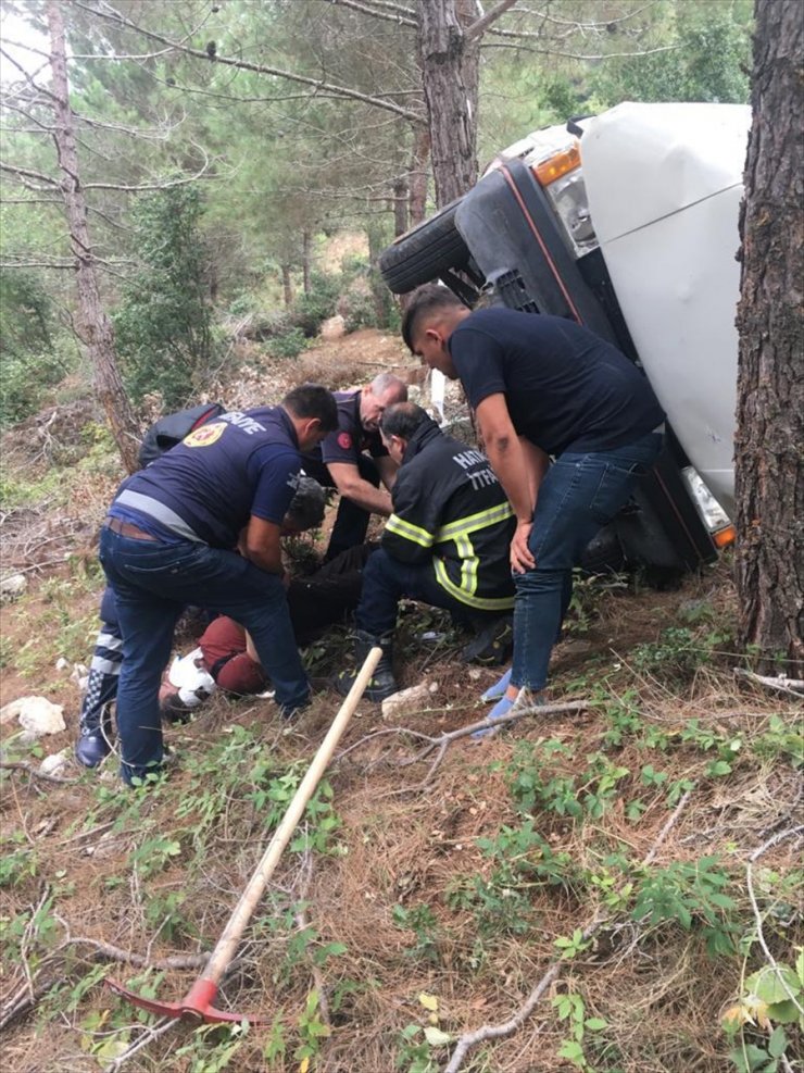 Hatay'da uçuruma yuvarlanan otomobildeki 3 kişi yaralandı