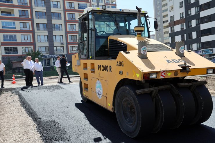 Kayseri'de Talas Belediyesi plastik atıklardan ürettiği asfaltı yolda uyguladı