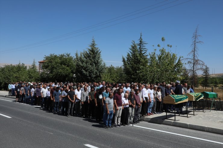 Malatya'daki trafik kazasında ölen aynı aileden 4 kişinin cenazesi defnedildi