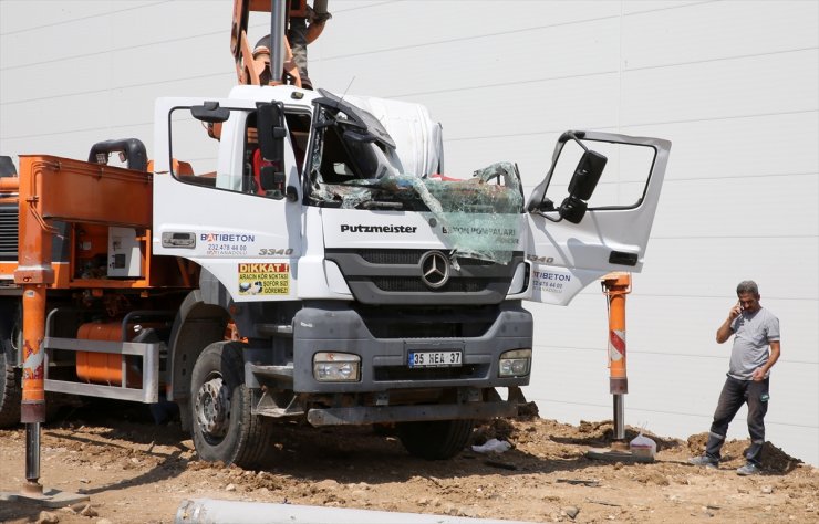 Manisa'da üzerine iş makinesi devrilen kamyonun şoförü yaralandı