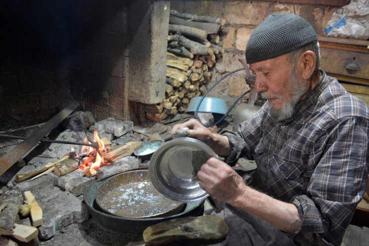 Manisalı 83 yaşındaki kalaycı, dede mesleğini 73 yıldır sürdürüyor