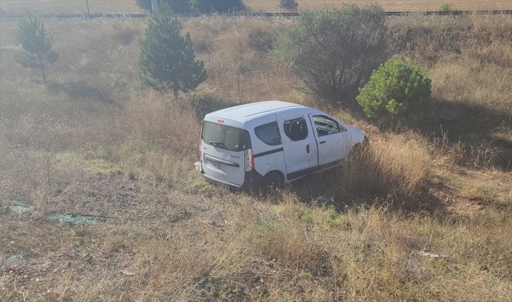 Sivas'ta devrilen hafif ticari araçtaki 4 kişi yaralandı