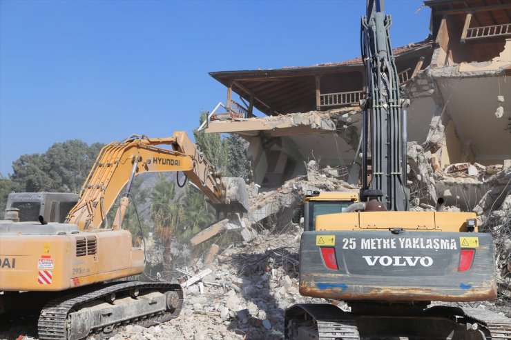 Hatay'da ağır hasarlı 8 bina kontrollü yıkıldı