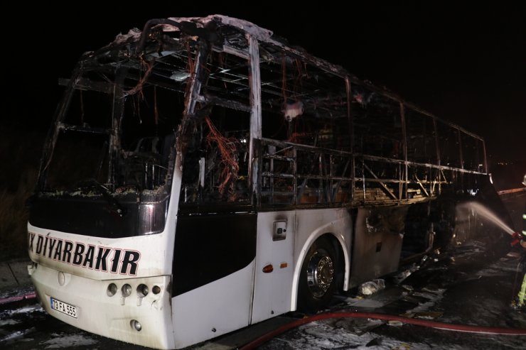 Osmaniye'de seyir halindeki yolcu otobüsü yandı