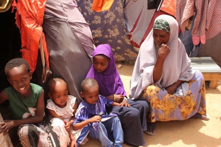 Somalili anne hayatta tutmak istediği çocuklarıyla evini terk ederek 13 gün boyunca kampa yürüdü