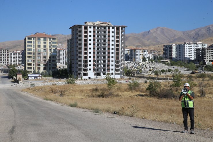 Malatya'da ağır hasarlı bir bina patlayıcıyla yıkıldı