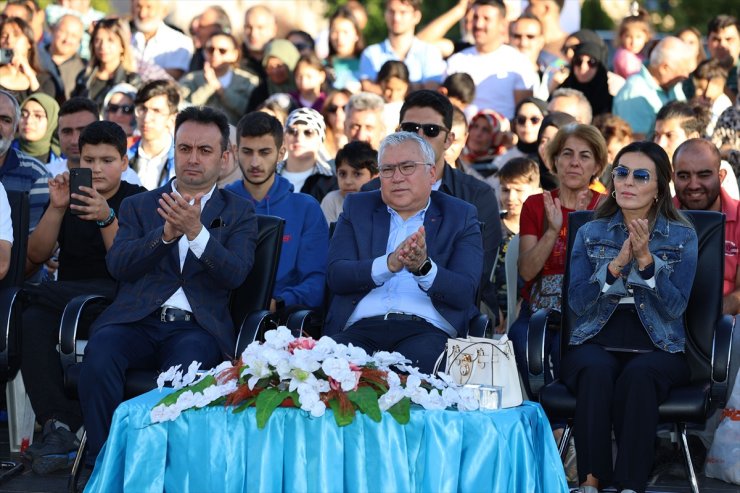 Aşık Veysel memleketi Sivas'ta anıldı