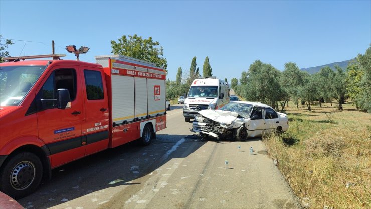 Bursa'da iki otomobilin çarpıştığı kazada 6 kişi yaralandı