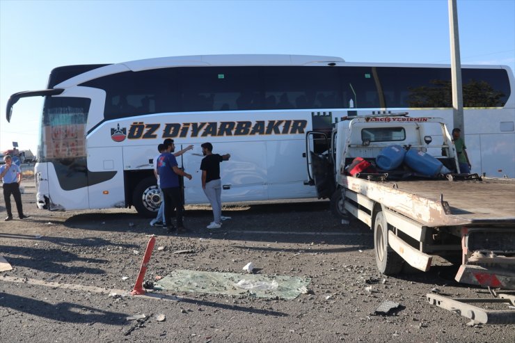 Diyarbakır'da 3 aracın karıştığı kazada biri ağır 4 kişi yaralandı