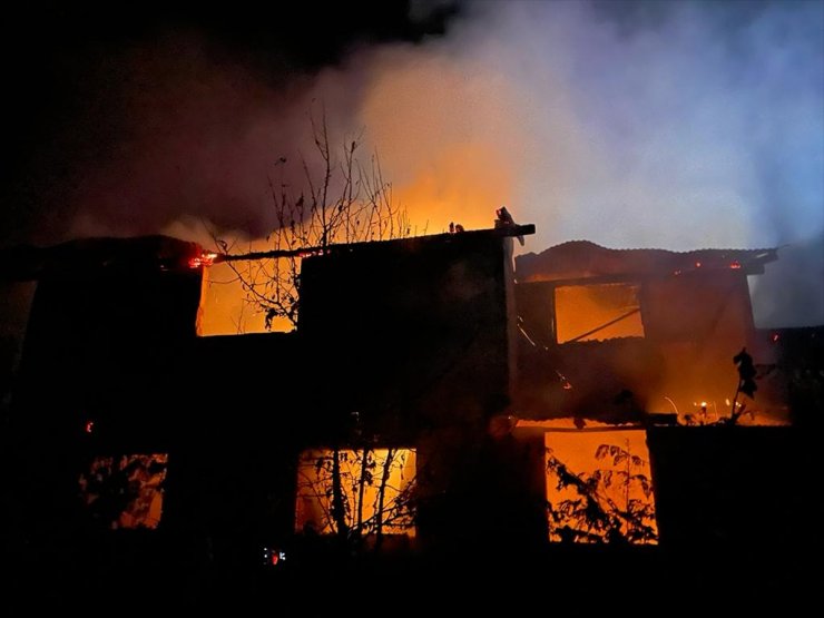 Düzce'de atölyede çıkan yangını söndürmek için itfaiye ve köylüler seferber oldu