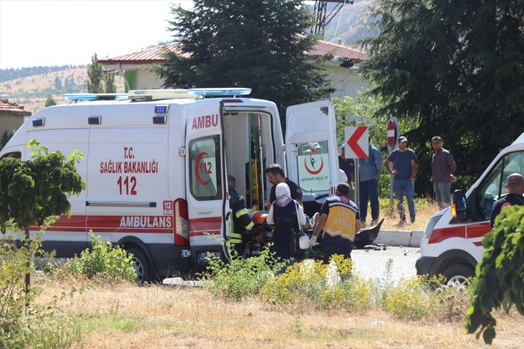 Elazığ'da yolcu otobüsü ile minibüsün çarpıştığı kazada 18 kişi yaralandı