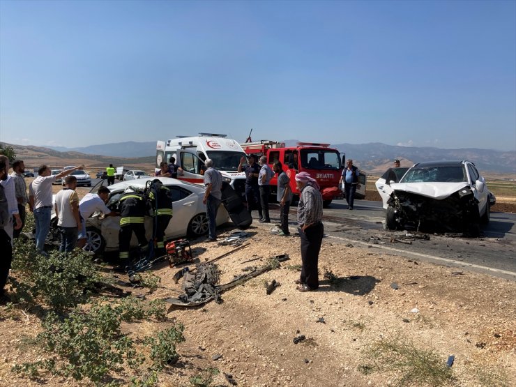 Gaziantep'te iki otomobilin çarpıştığı kazada 1'i ağır 3 kişi yaralandı