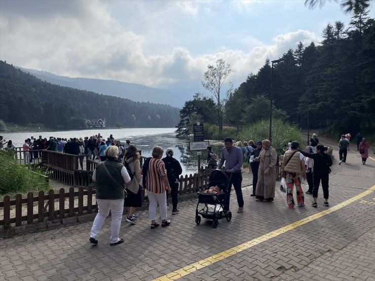 Günübirlik tatilciler hafta sonu Gölcük Tabiat Parkı'nda yoğunluk oluşturdu