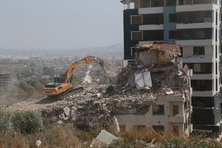 Hatay'da ağır hasarlı 4 bina kontrollü yıkıldı