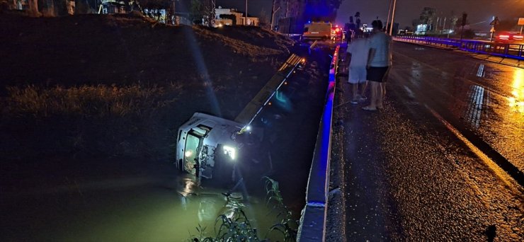 Mersin'de çaya devrilen tırın sürücüsü yaralandı