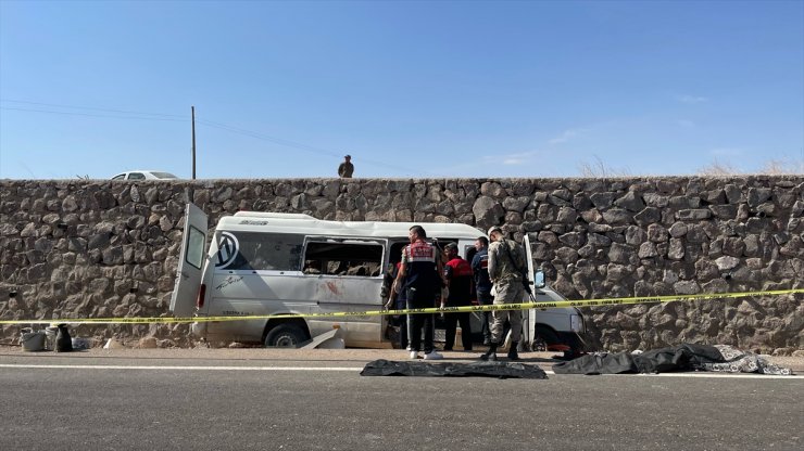 GÜNCELLEME - Şanlıurfa'da tarım işçilerini taşıyan minibüs istinat duvarına çarptı, 3 kişi öldü, 17 kişi yaralandı