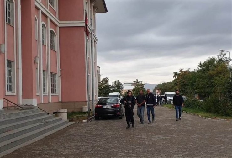 GÜNCELLEME - Ağrı'da eşini ve kayınbiraderini silahla öldüren şüpheli adliyeye sevk edildi