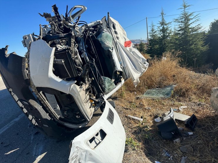 Burdur'da direğe çarpan kamyonetteki bir kişi öldü, bir kişi yaralandı