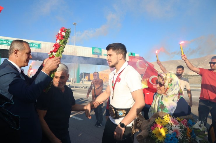 Dünya şampiyonu işitme engelli milli güreşçi Ahmet Talha Kacur, Niğde'de coşkuyla karşılandı