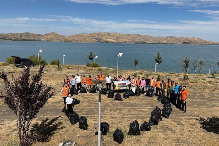 Elazığ'da gönüllü gençler Hazar Gölü çevresinde temizlik yaptı