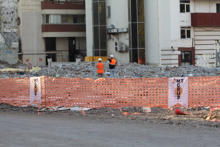 Hatay'da ağır hasarlı binaların kontrollü yıkımı sürüyor