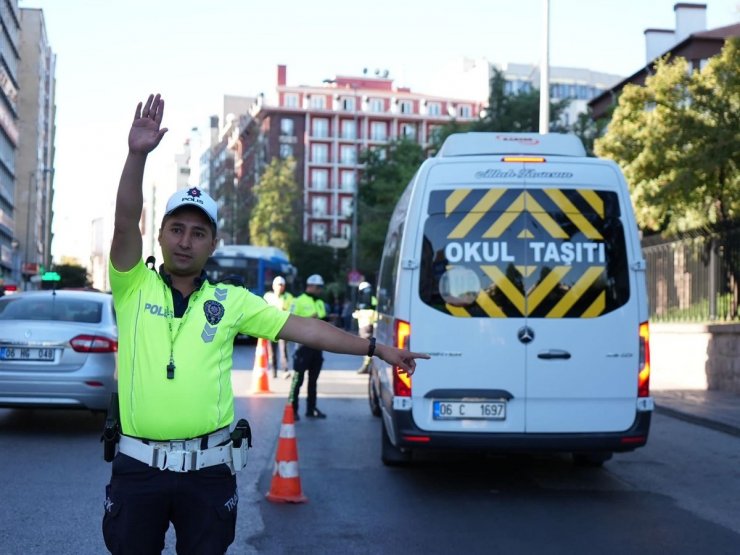 Ülke genelinde eş zamanlı okul çevreleri ve servis araçları denetimi yapıldı