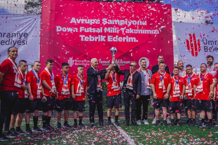 Ümraniye Belediyesinden Down Sendromlu Futsal Milli Takımı'na altın hediyesi