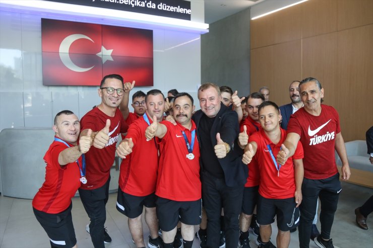 Avrupa şampiyonu Down Sendromlu Futsal Milli Takımı, Anadolu Ajansını ziyaret etti