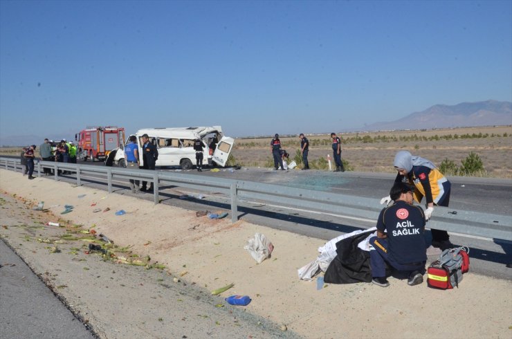 Karaman'da minibüsün devrilmesi sonucu 1 kişi öldü, 10 kişi yaralandı