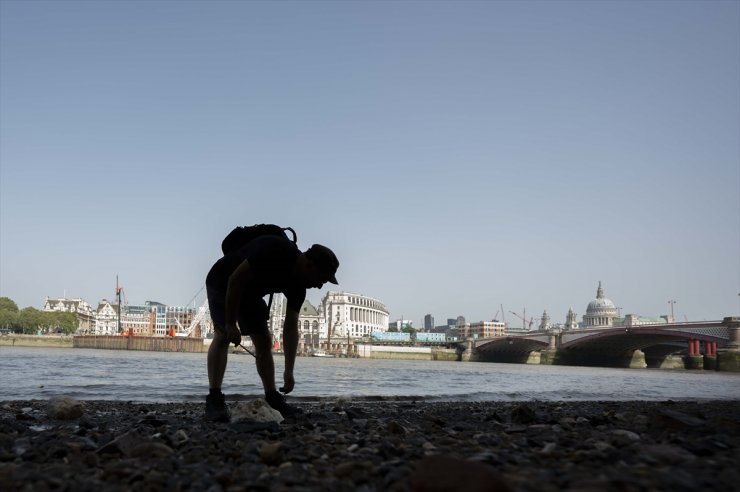 Londra'da Thames Nehri yatağındaki çamurdan antika toplama geleneği: "Mudlarking"