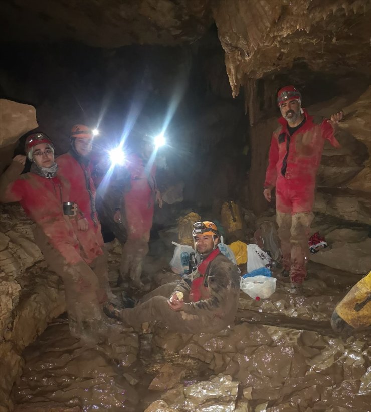 Profesyonel mağaracılar Hakkari'deki 3 mağarada araştırma yaptı