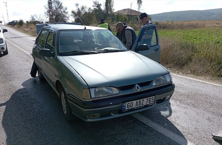 Tokat'ta iki otomobilin çarpıştığı kazada 3 kişi yaralandı