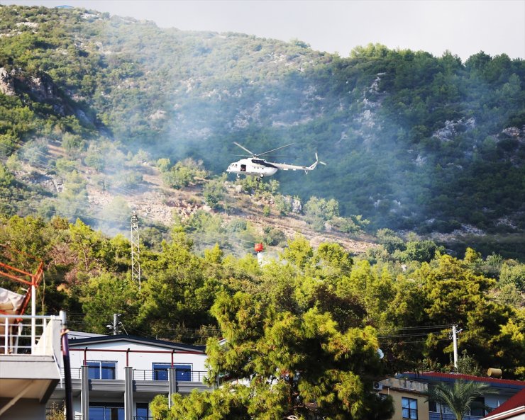 Alanya'da makilik ve ağaçlık alanda çıkan yangın söndürüldü