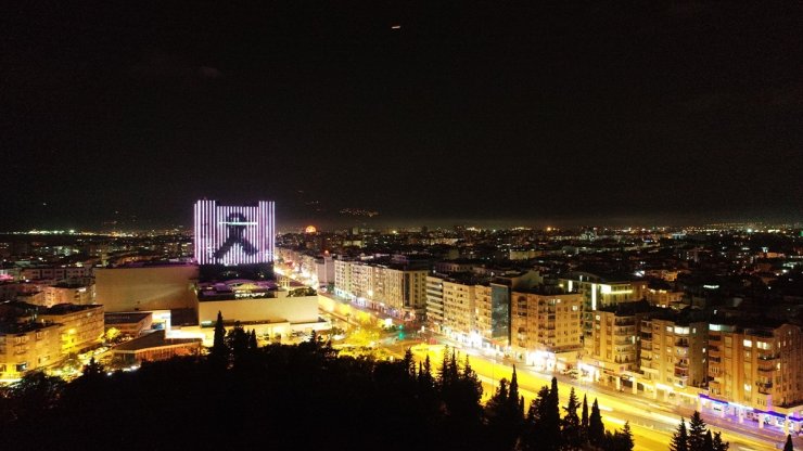 Antalya'da alışveriş merkezinin dış cephesine siyah kurdele yansıtıldı