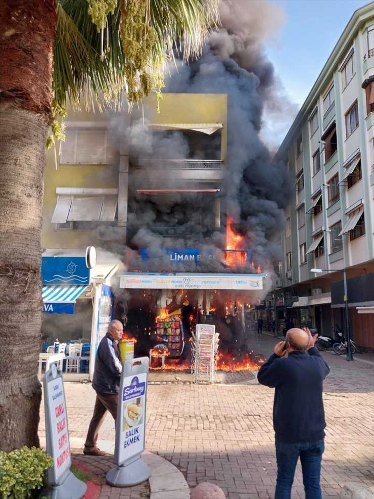 Balıkesir'de büfede çıkan yangın 3 katlı apartmanı sardı