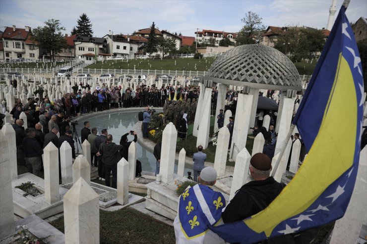 Bosna Hersek'in ilk Cumhurbaşkanı İzetbegoviç, ölümünün 20. yılında kabri başında anıldı