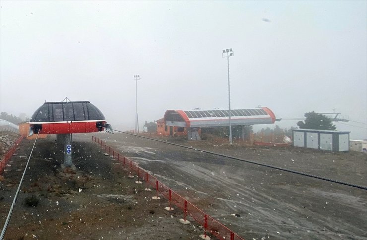 Cıbıltepe Kayak Merkezi'nin zirvesinde kar etkili oluyor