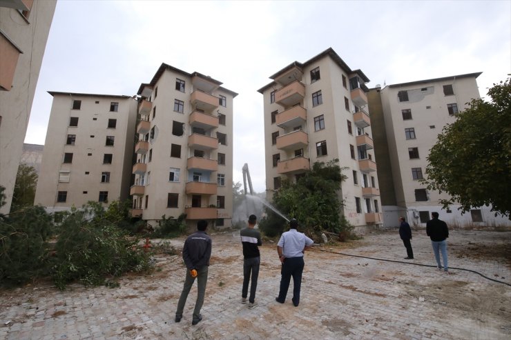 Darende'de ağır hasarlı binalar yıkılıyor