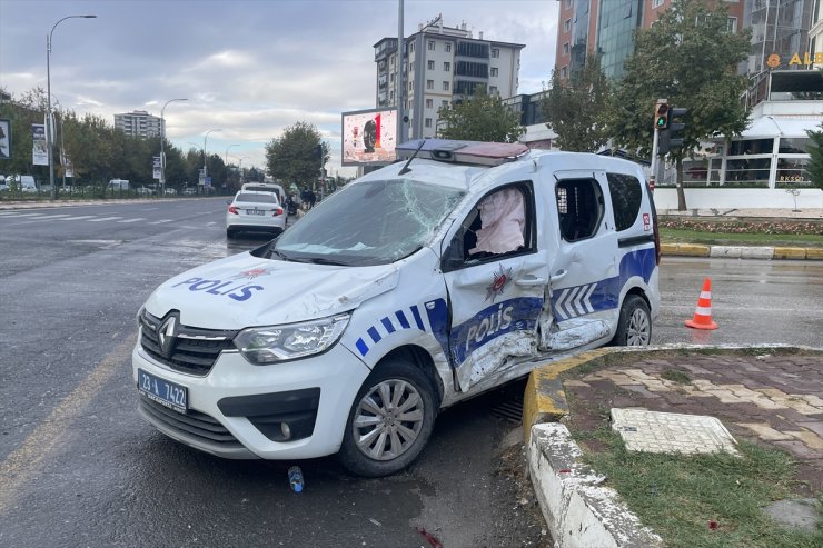 Elazığ'da otomobille çarpışan ekip aracındaki 2 polis yaralandı