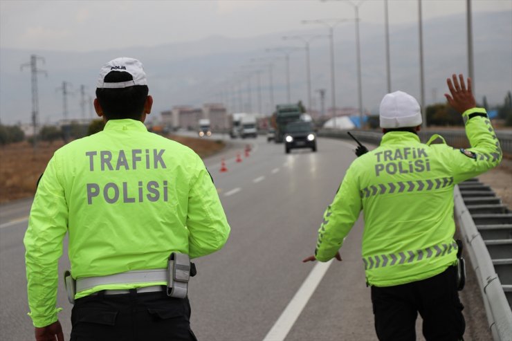 Erzincan'da trafik ekiplerinden kaza riski yüksek kavşaklarda dronla trafik denetimi