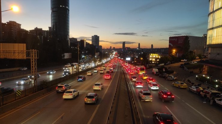 İstanbul'da akşam saatlerinde trafik yoğunluğu meydana geldi